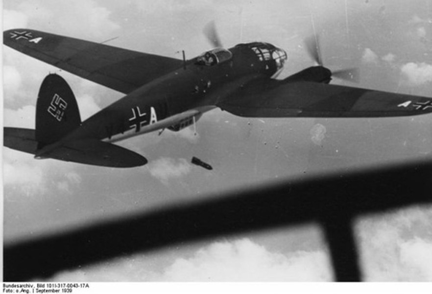 Heinkel He 111 là máy bay ném bom của Đức được thiết kế từ đầu những năm 1930. Có thời kỳ nó được mô tả như một “con sói đội lốt cừu” bởi vì có bộ dạng như một máy bay chở hàng. Mặc dù mục đích thực sự của thiết kế này là cung cấp cho Không quân Đức một máy bay ném bom với độ nhanh trung bình.